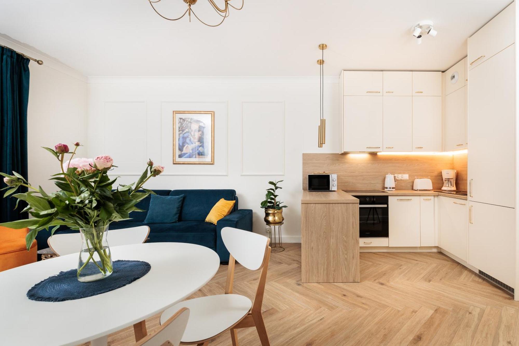 Atrium - Old Town Luxury Apartments - By Upstairs — Photos 2